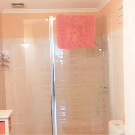 Spacious 1 Bedroom Ground - Flooor With Large Private Terrace In Martin Appartamento